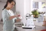 شستن شیشه های کودک با آبچکان شیشه شیر و سرشیشه