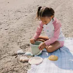 استفاده کودک از ست شن بازی سیلیکونی ۷ تکه ویرا در ساحل