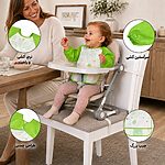 کودک در حال استفاده از پیشبند پوشیدنی کودک مدل ASE811 روی صندلی غذای کودک