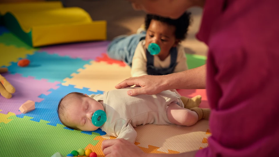 پستانک ارتودنسی انگشتی ۰تا۳ ماه فیلیپس اونت Philips Avent به همراه محفظه-طرح لبخند 2 پستانک ارتودنسی انگشتی ۰تا۳ ماه فیلیپس اونت Philips Avent به همراه محفظه-طرح لبخند 1