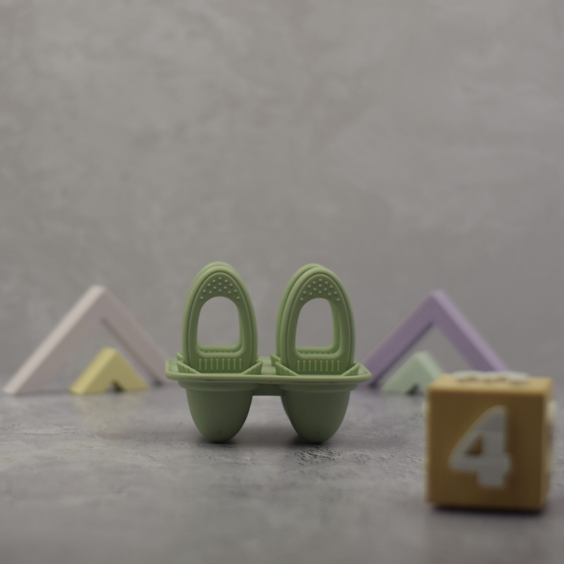 silicone-waffle-ice-pop-mold-green-with-cover قالب بستنی یخی سیلیکونی کودک ۴ عددی طرح وافل با دسته حلقهای