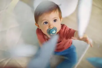 پستانک ارتودنسی ۶ تا ۱۸ ماه دوتایی فیلیپس اونت سری Ultrasoft مدل SCF091/15 در دهان کودک