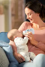 نوزاد در آغوش مادر با شیشه شیر کلاسیک ۲۶۰ میلی‌لیتر فیلیپس اونت PHILIPS AVENT سری AntiColic - طرح فیل