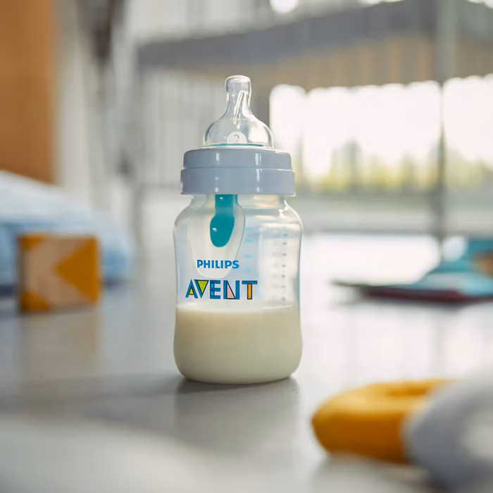 شیشه شیر ست آغازین ۷ تکه فیلیپس اونت PHILIPS AVENT سری AntiColic روی میز