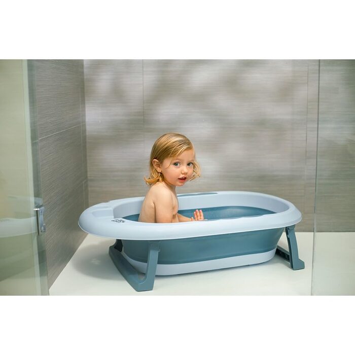 استفاده کودک از وان حمام جمع‌شو پایه‌دار Ocean Bathtub مدل AST590 با طراحی ایمن و پایدار