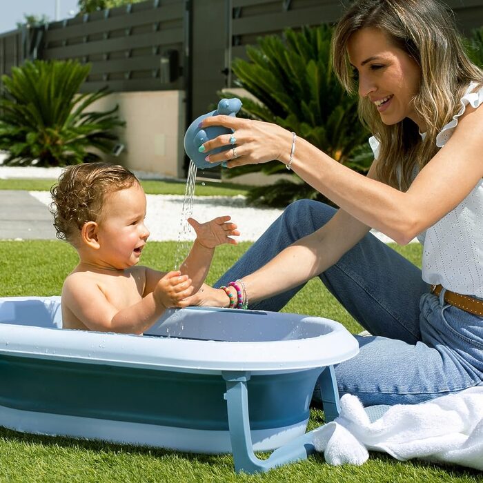 وان حمام کودک Ocean Bathtub مدل AST590 در حال استفاده با لیوان آبکشی در فضای باز